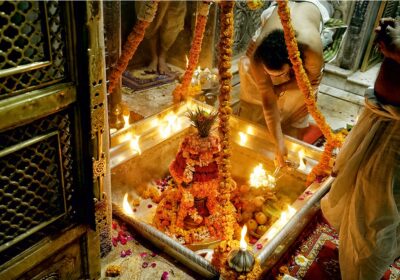 Experience The Divine Power in The Kashi Vishwanath Aarti Time