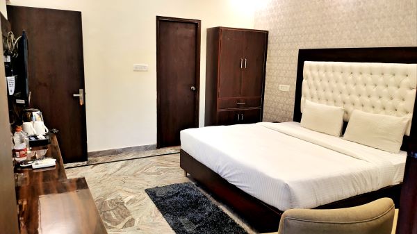 Best Hotel Rooms Near Pari Chowk Greater Noida | Dwelling Residency Hotel & Banquet