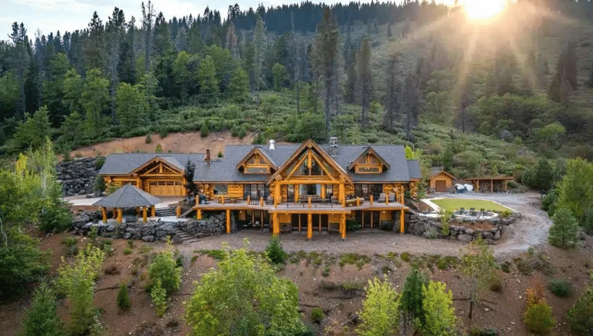 Sentinel Retreat – A Custom-Built Luxury Pioneer Log Home