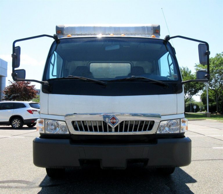 2006 International CF500 12′ Box Truck – Extremely Clean