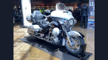 2017-Harley-Davidson®-FLHTKSE-CVO™-Limited-1