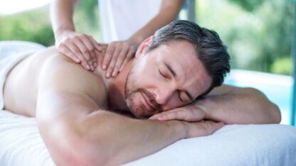 Homem-recebendo-massagem-nas-costas-do-massagista-_-Foto-Premium-Copy