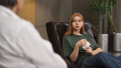 authentic-scene-young-person-undergoing-psychological-therapy_4_optimized_2000-1