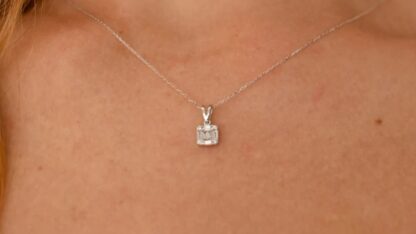 diamond-cremation-necklace-diamond-ashes-jewelry