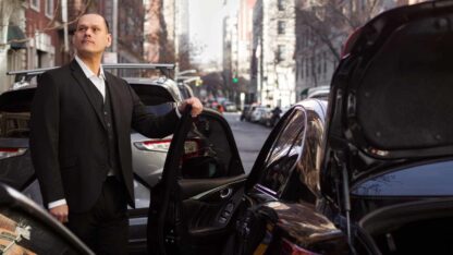 taxi-driver-getting-ready-customer4