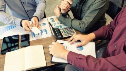 imgi_50_start-up-business-women-have-business-card-exchange-meeting_1423-934